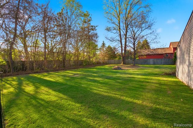 2411 Wixom Trail, Milford, MI 48381