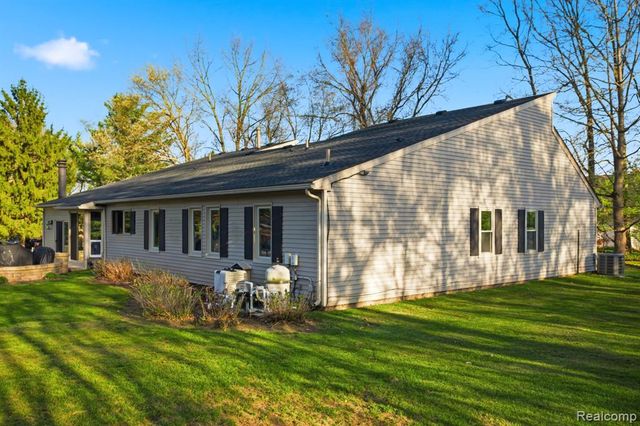 2411 Wixom Trail, Milford, MI 48381