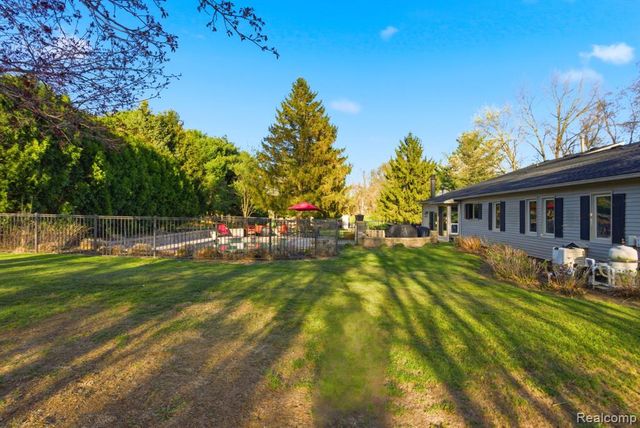2411 Wixom Trail, Milford, MI 48381