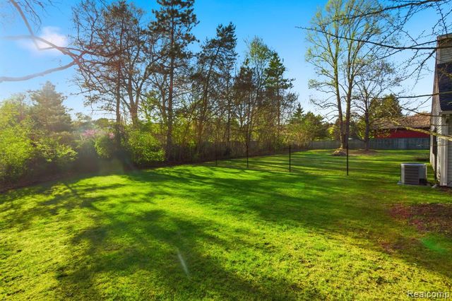 2411 Wixom Trail, Milford, MI 48381