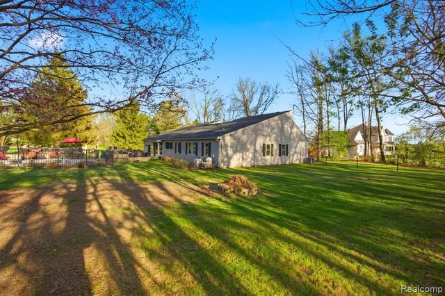 2411 Wixom Trail, Milford, MI 48381