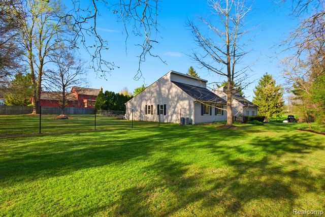 2411 Wixom Trail, Milford, MI 48381