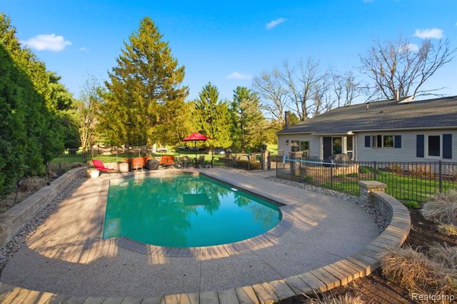 2411 Wixom Trail, Milford, MI 48381
