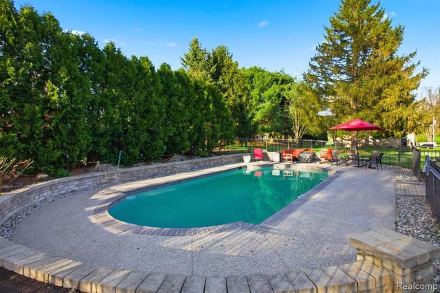 2411 Wixom Trail, Milford, MI 48381