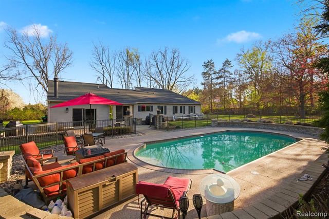 2411 Wixom Trail, Milford, MI 48381