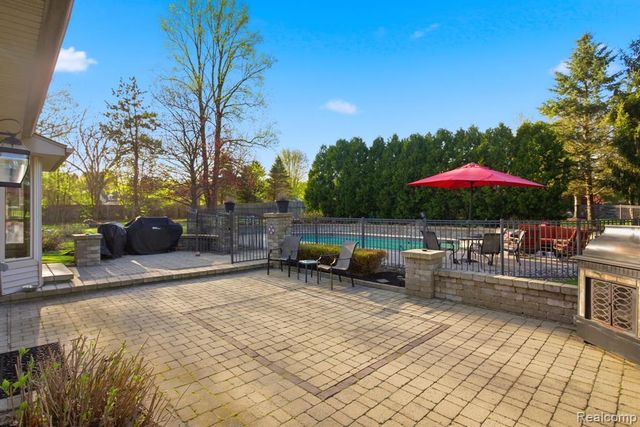 2411 Wixom Trail, Milford, MI 48381
