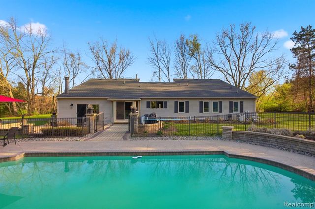 2411 Wixom Trail, Milford, MI 48381
