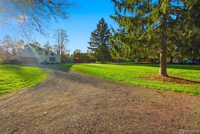 2411 Wixom Trail, Milford, MI 48381