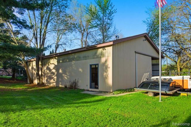 2411 Wixom Trail, Milford, MI 48381
