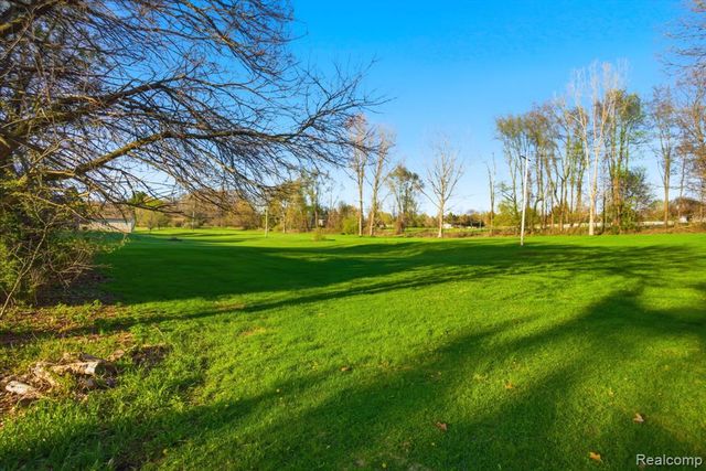 2411 Wixom Trail, Milford, MI 48381