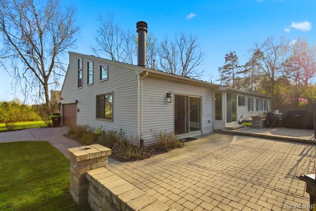 2411 Wixom Trail, Milford, MI 48381