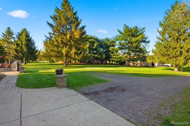 2411 Wixom Trail, Milford, MI 48381