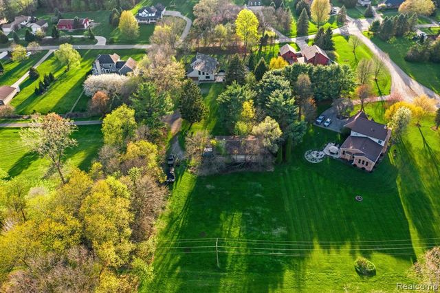 2411 Wixom Trail, Milford, MI 48381