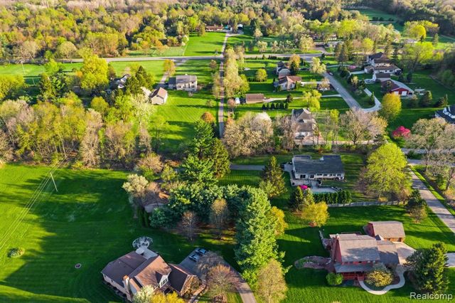 2411 Wixom Trail, Milford, MI 48381
