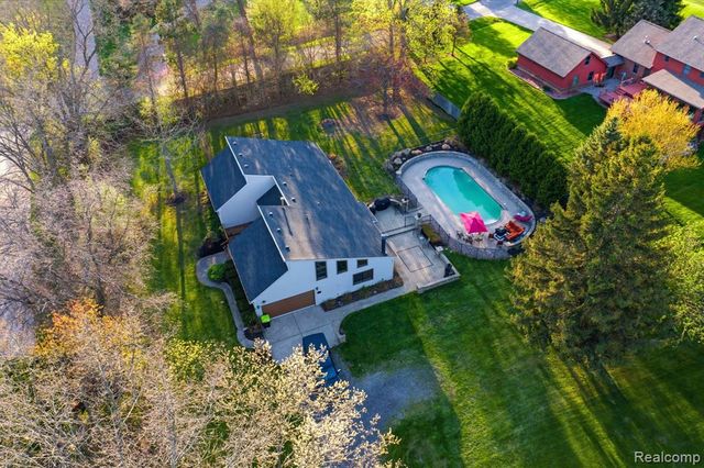 2411 Wixom Trail, Milford, MI 48381