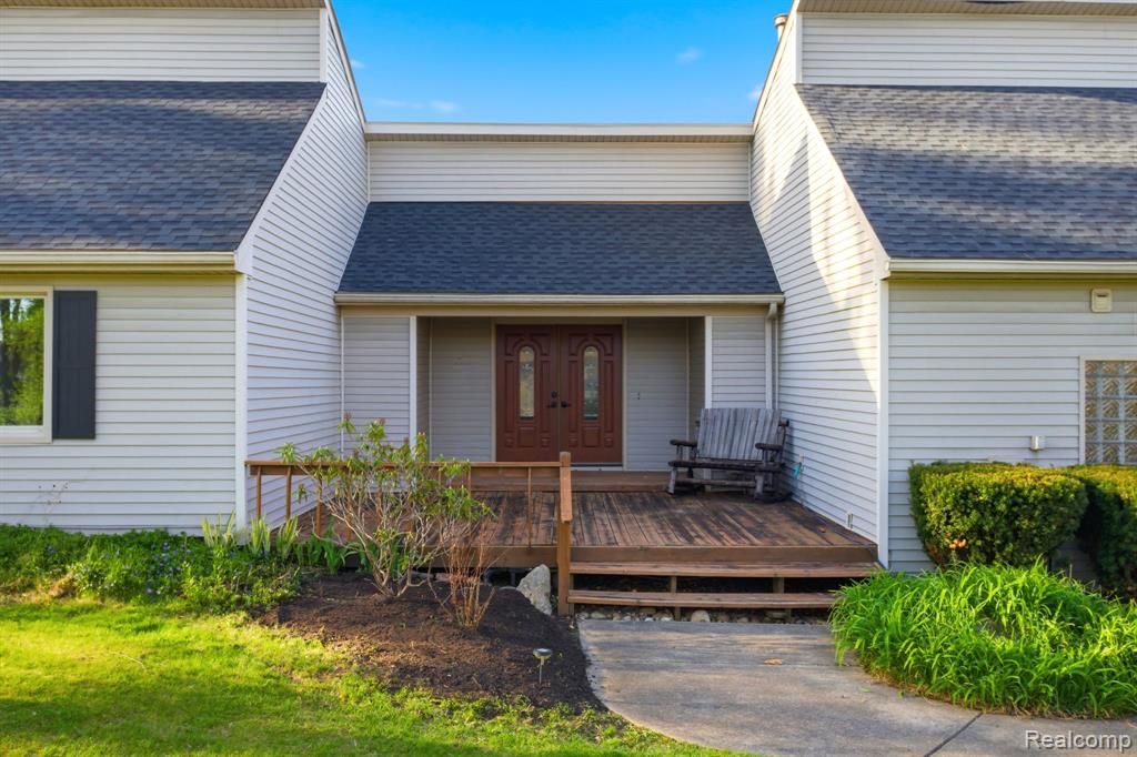 2411 Wixom Trail, Milford, MI 48381