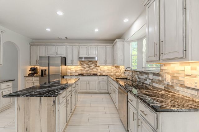 7 Stickley Court, The Woodlands, TX 77382