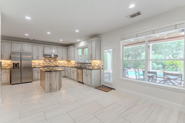 7 Stickley Court, The Woodlands, TX 77382