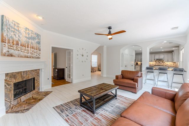 7 Stickley Court, The Woodlands, TX 77382