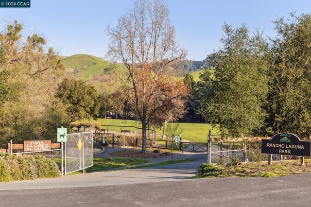 1211 Larch Avenue, Moraga, CA 94556