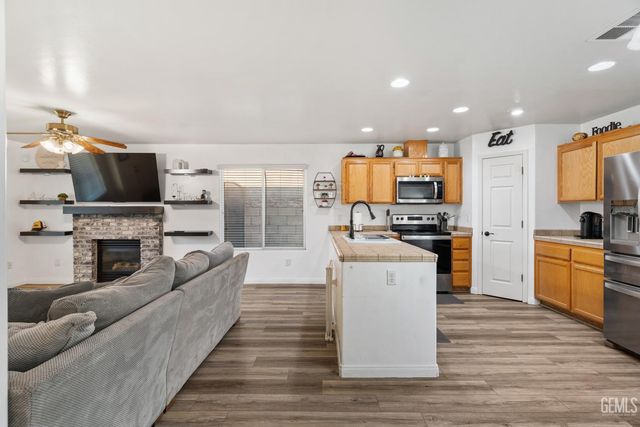 850 Greenwood Meadow Lane, Bakersfield, CA 93308