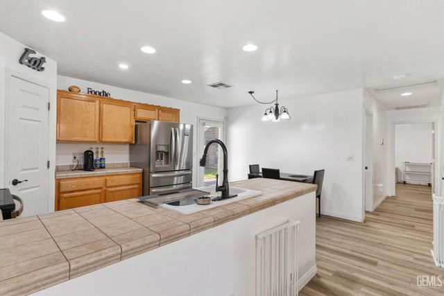 850 Greenwood Meadow Lane, Bakersfield, CA 93308