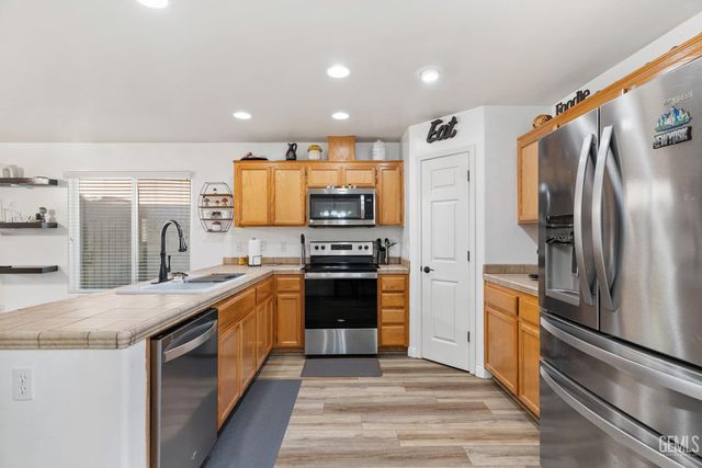 850 Greenwood Meadow Lane, Bakersfield, CA 93308