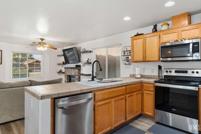 850 Greenwood Meadow Lane, Bakersfield, CA 93308