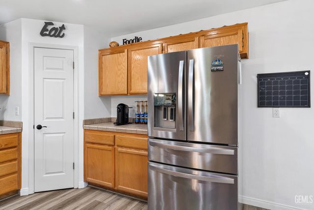 850 Greenwood Meadow Lane, Bakersfield, CA 93308