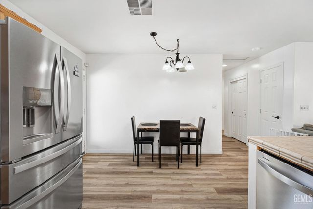 850 Greenwood Meadow Lane, Bakersfield, CA 93308