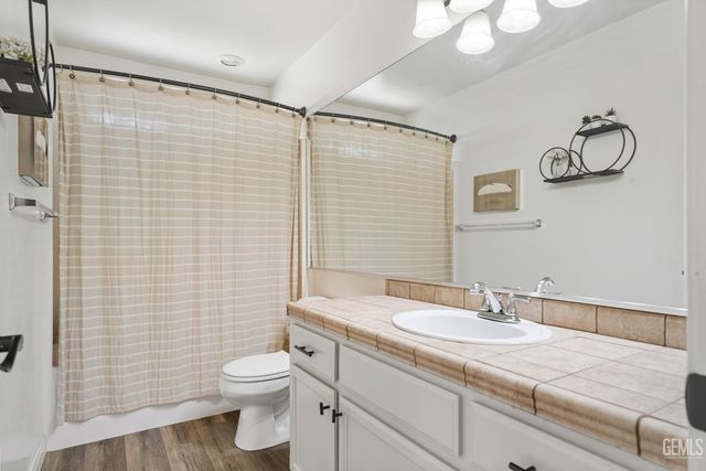 850 Greenwood Meadow Lane, Bakersfield, CA 93308