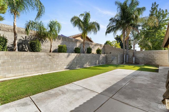 850 Greenwood Meadow Lane, Bakersfield, CA 93308