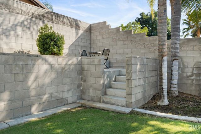850 Greenwood Meadow Lane, Bakersfield, CA 93308