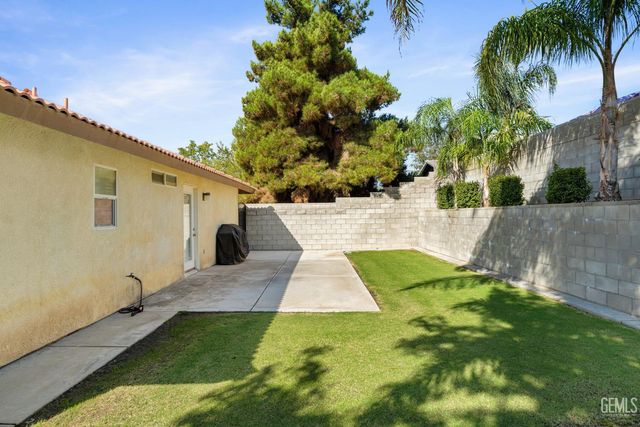 850 Greenwood Meadow Lane, Bakersfield, CA 93308