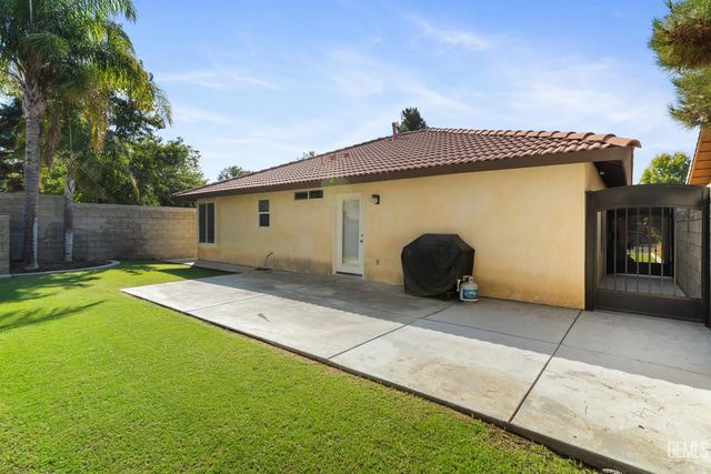 850 Greenwood Meadow Lane, Bakersfield, CA 93308