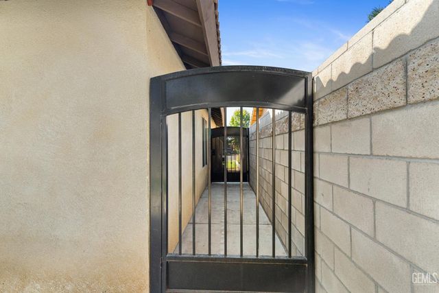 850 Greenwood Meadow Lane, Bakersfield, CA 93308