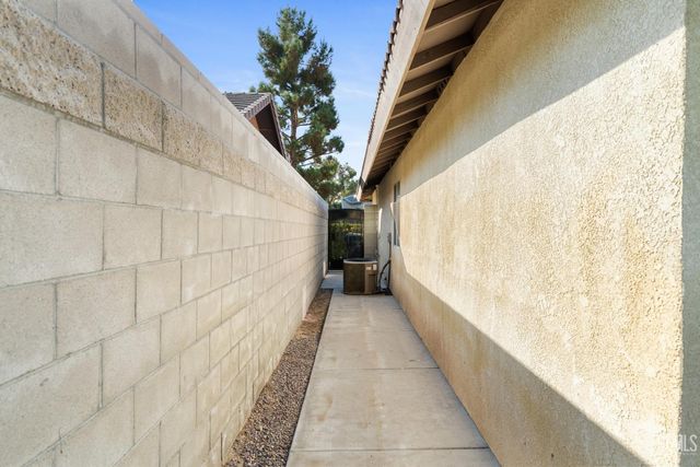 850 Greenwood Meadow Lane, Bakersfield, CA 93308