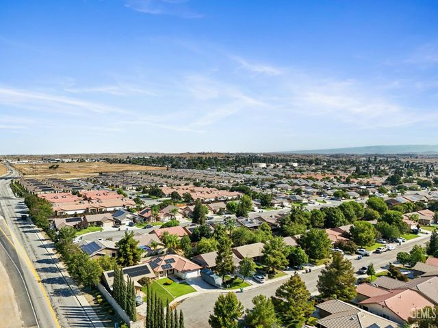 850 Greenwood Meadow Lane, Bakersfield, CA 93308