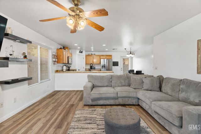 850 Greenwood Meadow Lane, Bakersfield, CA 93308