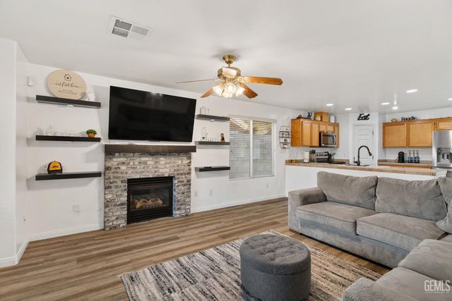 850 Greenwood Meadow Lane, Bakersfield, CA 93308