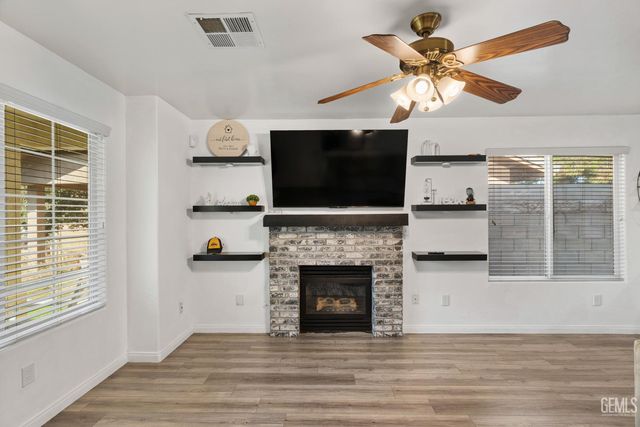 850 Greenwood Meadow Lane, Bakersfield, CA 93308