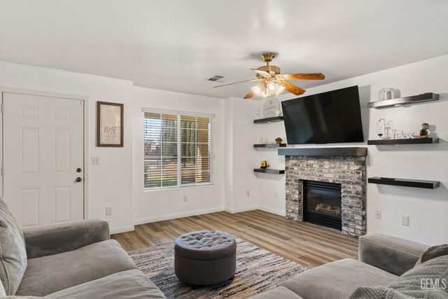 850 Greenwood Meadow Lane, Bakersfield, CA 93308