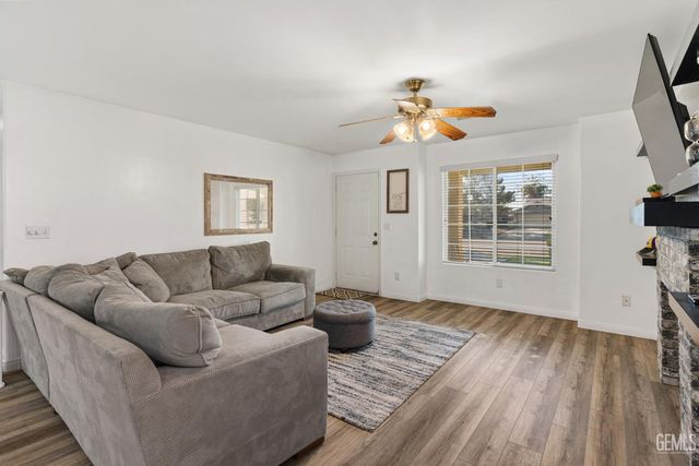 850 Greenwood Meadow Lane, Bakersfield, CA 93308