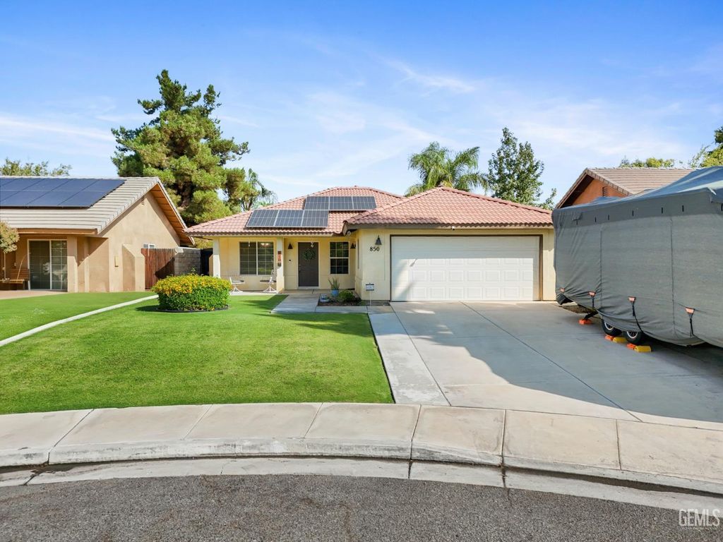 850 Greenwood Meadow Lane, Bakersfield, CA 93308