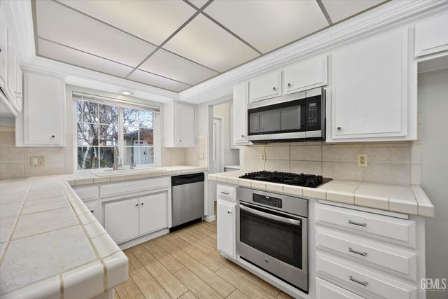 3008 N Half Moon Drive, Bakersfield, CA 93309