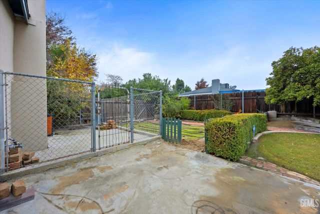 3008 N Half Moon Drive, Bakersfield, CA 93309