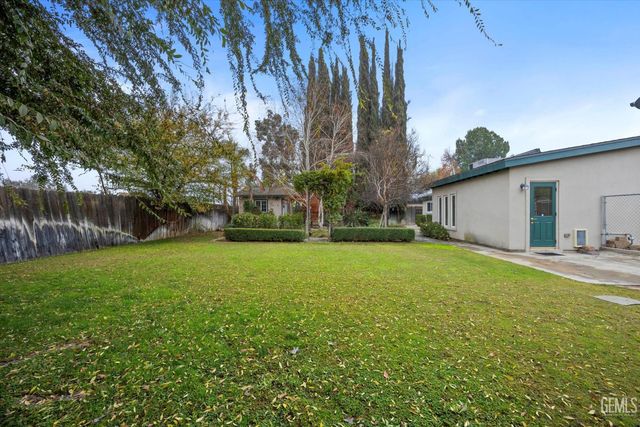 3008 N Half Moon Drive, Bakersfield, CA 93309