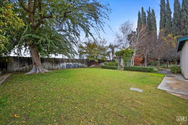 3008 N Half Moon Drive, Bakersfield, CA 93309