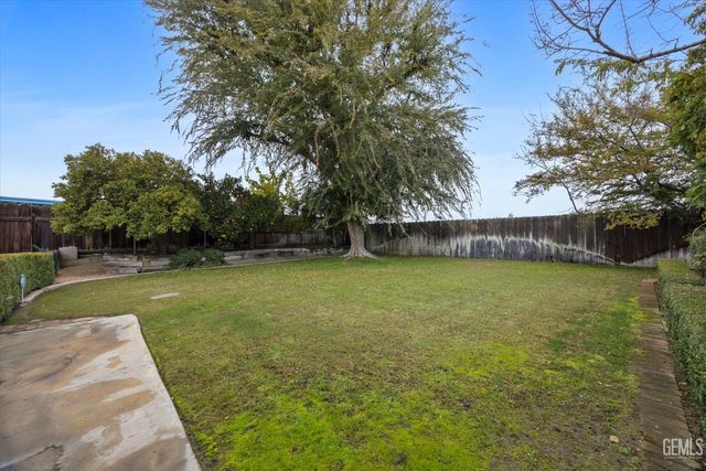 3008 N Half Moon Drive, Bakersfield, CA 93309