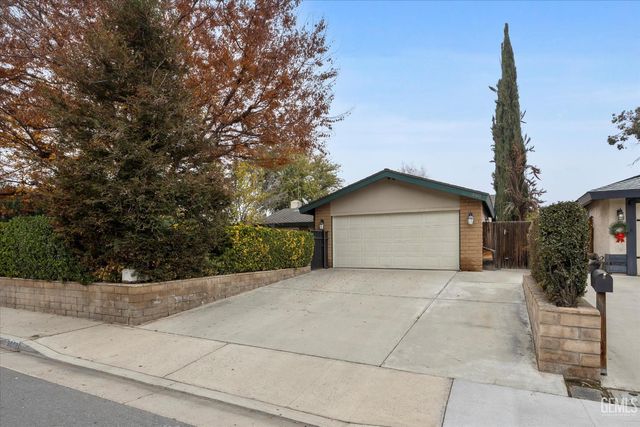 3008 N Half Moon Drive, Bakersfield, CA 93309